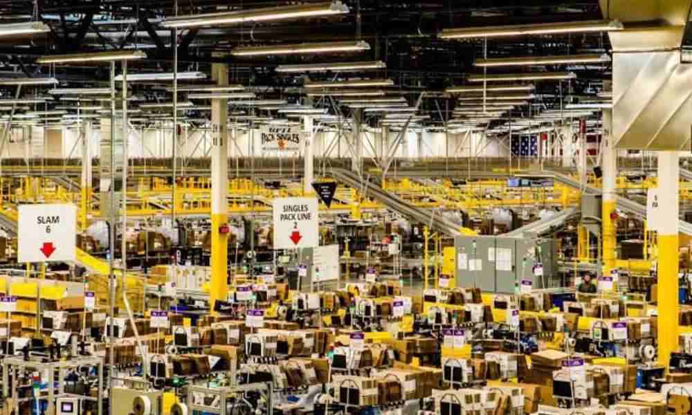 Dây chuyền đóng gói, vận chuyển đơn hàng của sàn thương mại điện tử lớn nhất thế giới Amazon