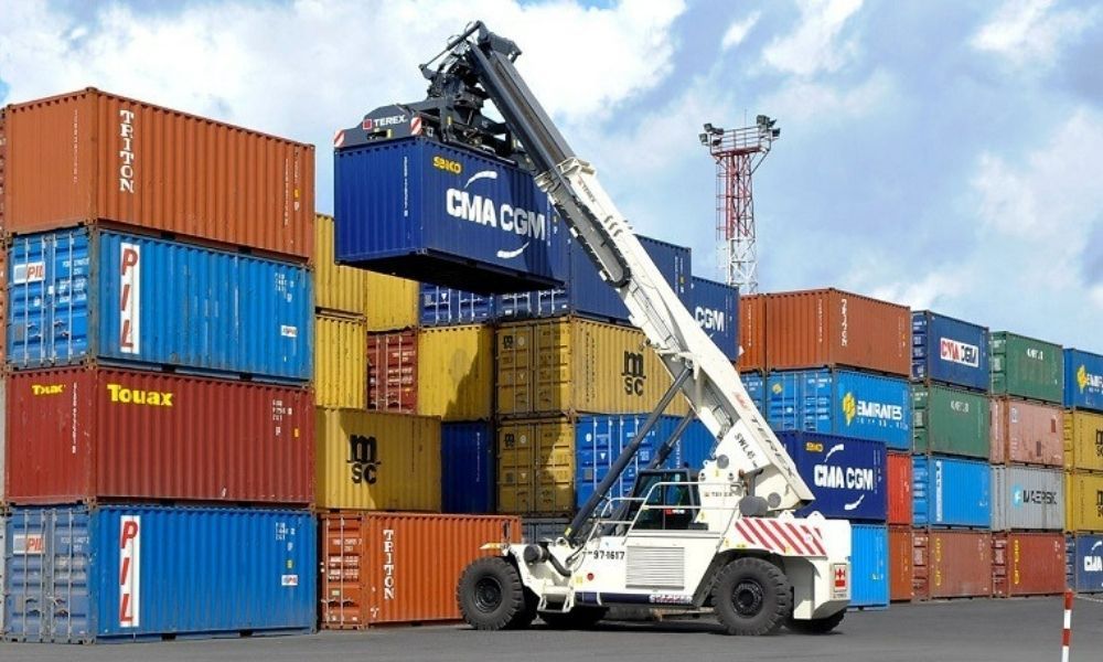 Khối lượng hàng hóa lớn như container nên thuê đơn vị bốc xếp 