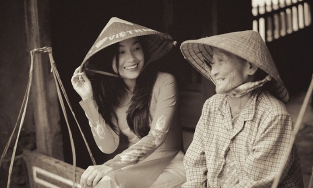 Conical hat handicraft products and Vietnamese women