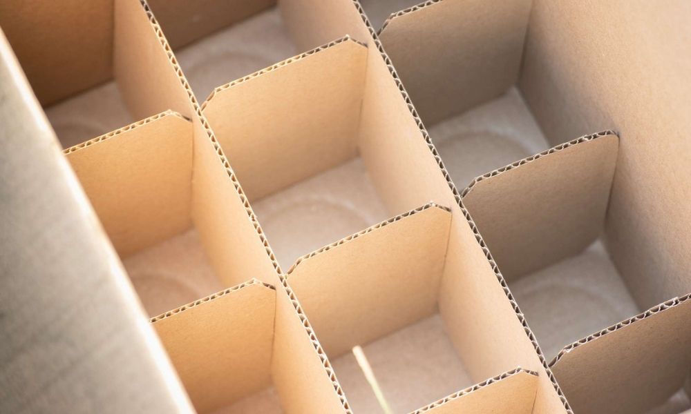 Using dividers within the packaging box